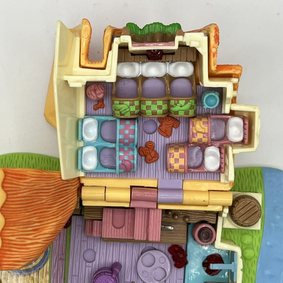 Vintage 1995 Bluebird Polly Pocket Disney Snow White Dwarfs Cottage W/ 2 Figures - Picture 3 of 12